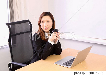 オフィスで休憩する女性 オフィスで休憩する女性 30014207