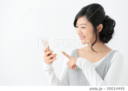 若い女性 スマートフォン 若い女性 スマートフォン 30014493