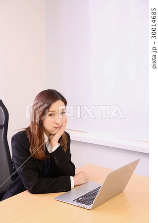 オフィスで考え込む女性 オフィスで考え込む女性 30014685