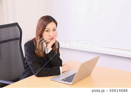 オフィスで考え込む女性 オフィスで考え込む女性 30014686