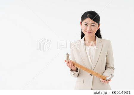 手摺を持つ女性 30014931