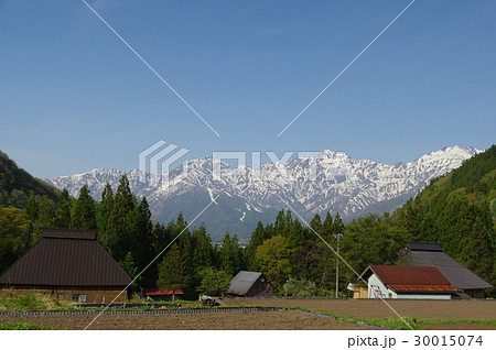 信州 白馬村 青鬼(あおに)集落 棚田から北アルプスをのぞむ 伝統的建造物群保存地区 信州 白馬村 青鬼(あおに)集落 棚田から北アルプスをのぞむ 伝統的建造物群保存地区 30015074