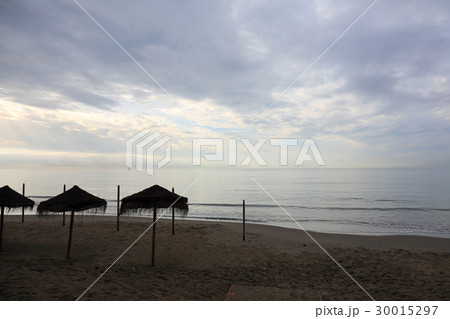 夏の終わり寂しげなスペインの海 夏の終わり寂しげなスペインの海 30015297