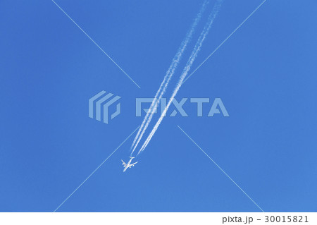 青空に飛行機雲 30015821