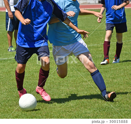 Young soccer players 30015888