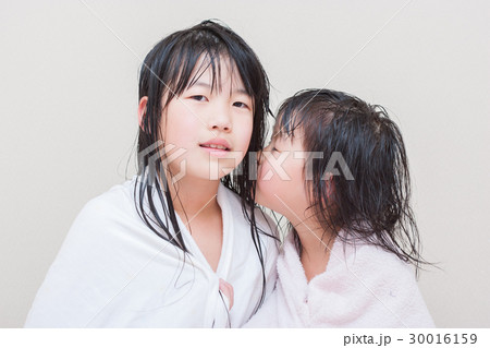 風呂上りの子供姉妹二人 風呂上りの子供姉妹二人 30016159