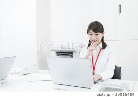 オフィスシーン　仕事する女性 30016484