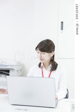 オフィスシーン　仕事する女性 30016487