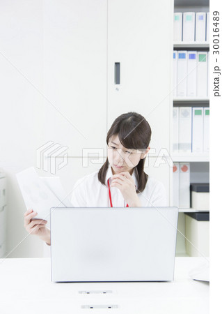 オフィスシーン　仕事する女性 30016489