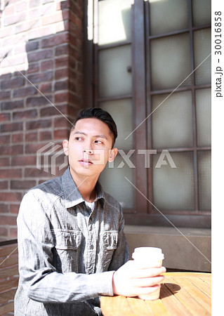 男性 カジュアル (人物 コピースペース ハーフ フィリピン人 日本人 スナップ ポートレート) 男性 カジュアル (人物 コピースペース ハーフ フィリピン人 日本人 スナップ ポートレート) 30016858