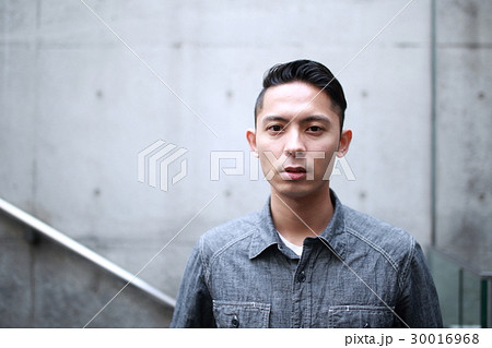 男性 カジュアル 人物 コピースペース ハーフ フィリピン人 日本人 スナップ ポートレート の写真素材