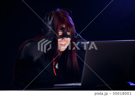 Dangerous thief next to laptop Dangerous thief next to laptop 30018001