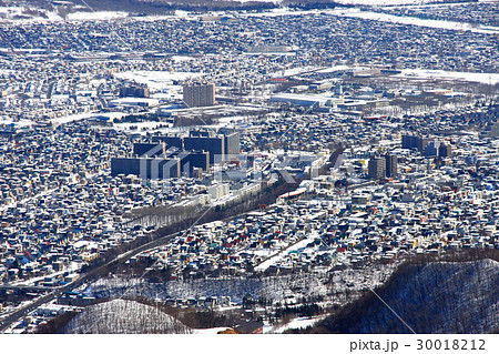 早春の銭函天狗山から見る札幌の街並み 30018212