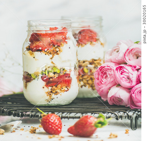 Healthy spring breakfast jars with pink raninkulus 30020165