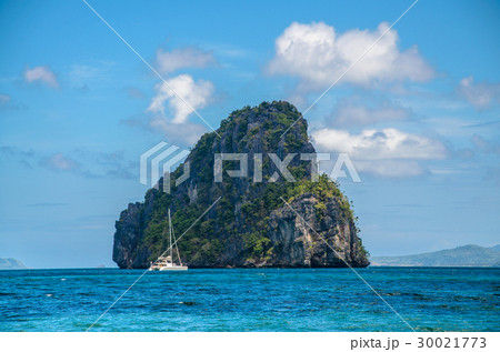 Yacht in front of huge rocks, El Nido, Palawan 30021773