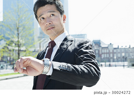 ミドルビジネスマン 時計 見るの写真素材