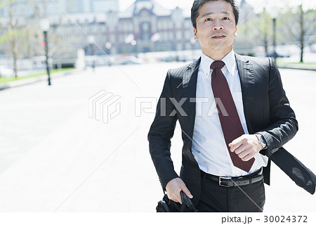 ミドルビジネスマン 走る 東京駅の写真素材