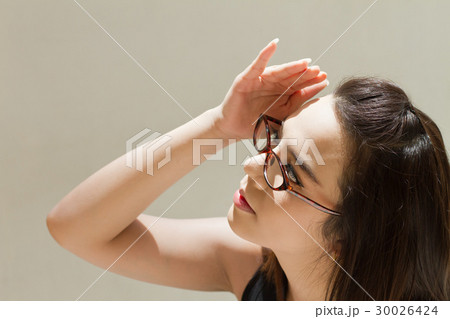 woman suffers from heat of strong sunlight 30026424