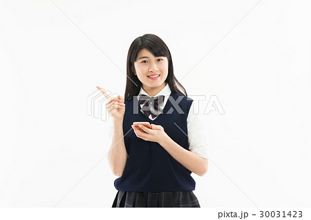 中学生　女子　制服　スマホ 　ジェスチャー 30031423