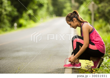A woman fell Tie shoelaces While jogging A woman fell Tie shoelaces While jogging 30031931