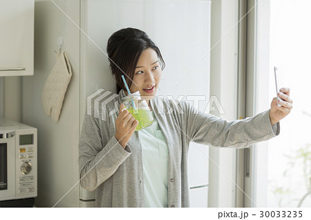 若い女性 30033235