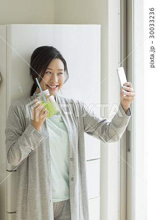 若い女性 30033236