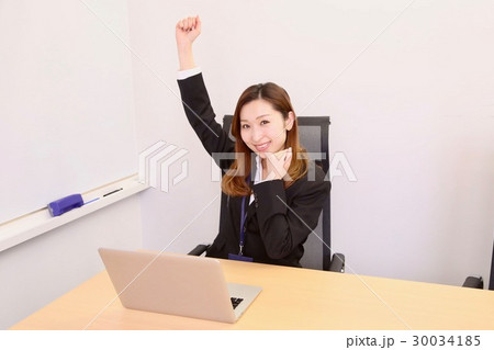 ガッツポーズをする女性 ガッツポーズをする女性 30034185