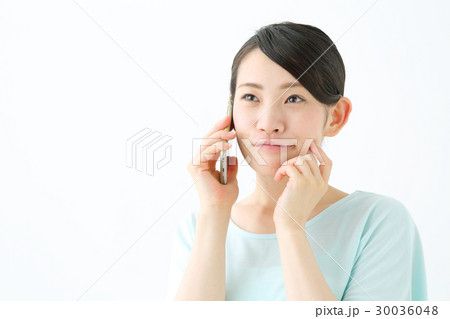 電話する女性　トラブル 30036048