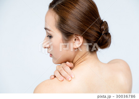 肩こりの女性 30036786