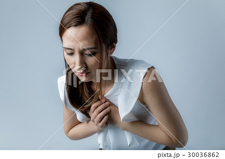 女性の胸の痛み 30036862