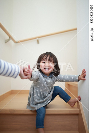 階段 子供 (幼児 乳幼児 女の子 1才 1歳 いたずら イタズラ 子供 こども ママ 親子 安心) 階段 子供 (幼児 乳幼児 女の子 1才 1歳 いたずら イタズラ 子供 こども ママ 親子 安心) 30038084