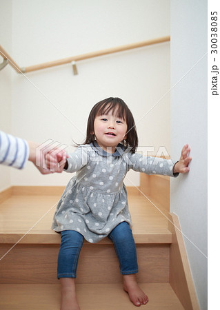 階段 子供 (幼児 乳幼児 女の子 1才 1歳 いたずら イタズラ 子供 こども ママ 親子 安心) 30038085