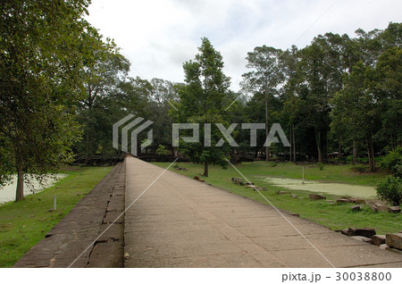 青空に聳え立つ古代遺跡群、アンコール・トム＠シェムリアップ、カンボジア 30038800