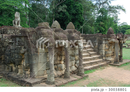 青空に聳え立つ古代遺跡群、アンコール・トム＠シェムリアップ、カンボジア 30038801
