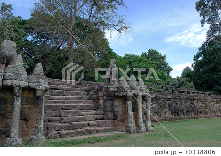 青空に聳え立つ古代遺跡群、アンコール・トム＠シェムリアップ、カンボジア 30038806