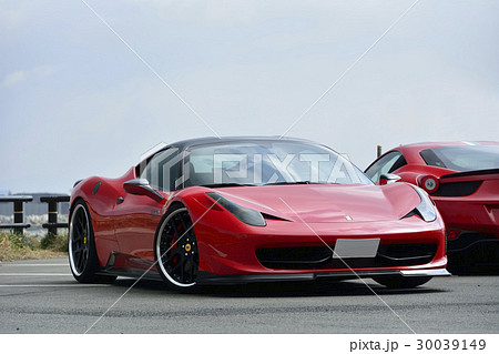 赤い高級スポーツカーの写真素材