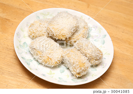 揚げる前のコロッケ 30041085