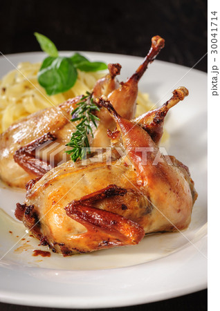 Rosted or fried quail with herbs and tagliatelle 30041714