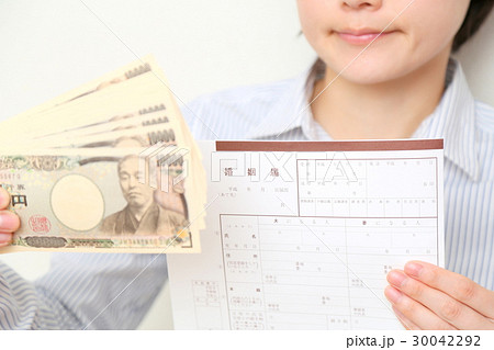 お金と婚姻届を持つ女性　白バック 30042292