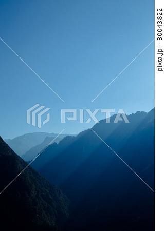 山並みに差す朝日の光線 Rays of The Sun light 30043822