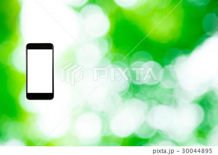 はめこみ　スマホ新緑イメージ　合成用背景素材　緑の背景　植物　春　初夏　木漏れ日　緑とコピースペース 30044895