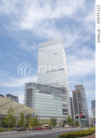 東京駅八重洲口と外堀通りの八重洲中央口前交差点 30045122