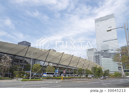 東京駅八重洲口のグランルーフと八重洲中央口前交差点（東京都中央区） 30045213