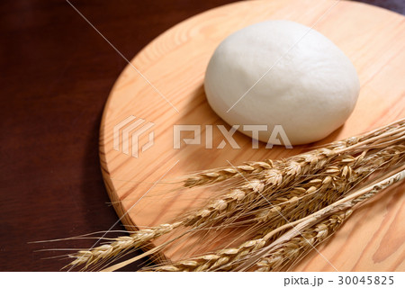 カッティングボードの上のパン生地と小麦 カッティングボードの上のパン生地と小麦 30045825