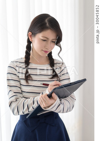 若い女性　アンケート 30045852