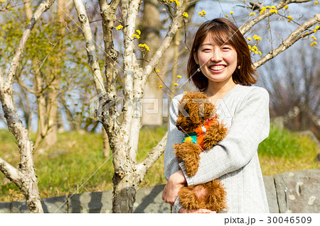 愛犬と遊ぶ女性 30046509