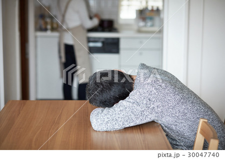 落ち込む中年男性 30047740