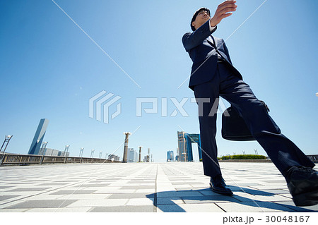 前進するビジネスマン 30048167