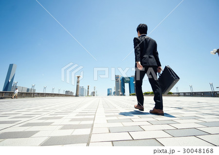 前進するビジネスマン 30048168