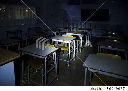教室 夜 深夜 防犯 巡回 学校 教育 学習 塾 高校 スクール スクールライフの写真素材